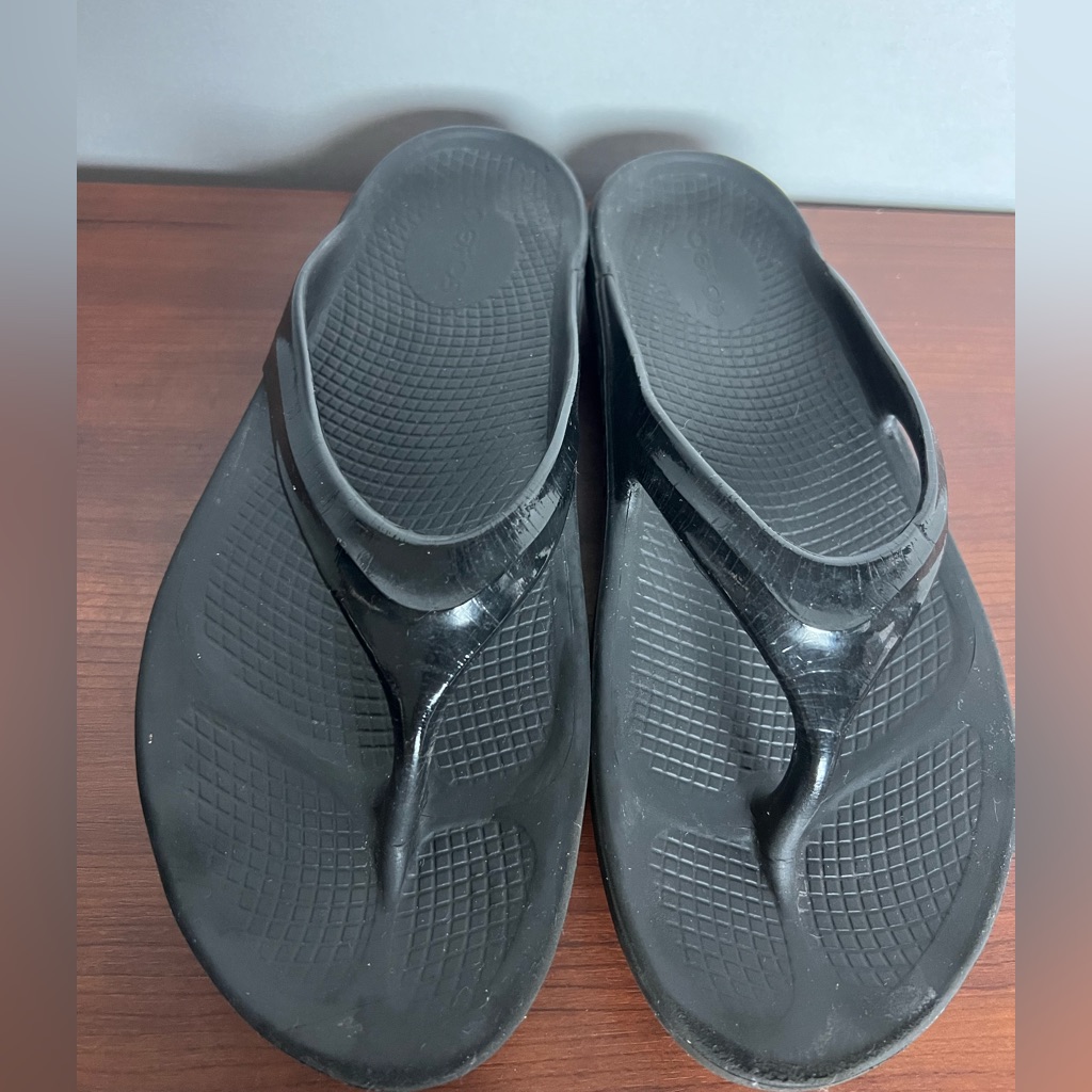 Oofos Black Thong Sandals Size 10 Women’s Recovery Comfort